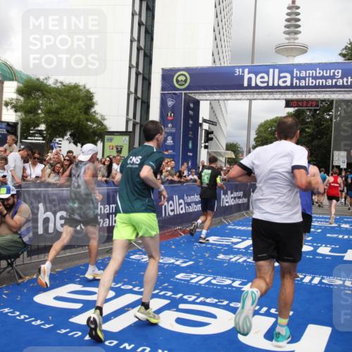 29.06.2025 - hella hamburg halbmarathon Michael Strokosch http://msf.ph/oto/8201404 29.06.2025 10:43:28 Ziel 2653, 3109, 3124, 3146, 3928, 5506, 8664, 10237, 13348, 15921, 16720, 17391, 18274, 18942, 18987, 19009, 19051 meine-sportfotos.de