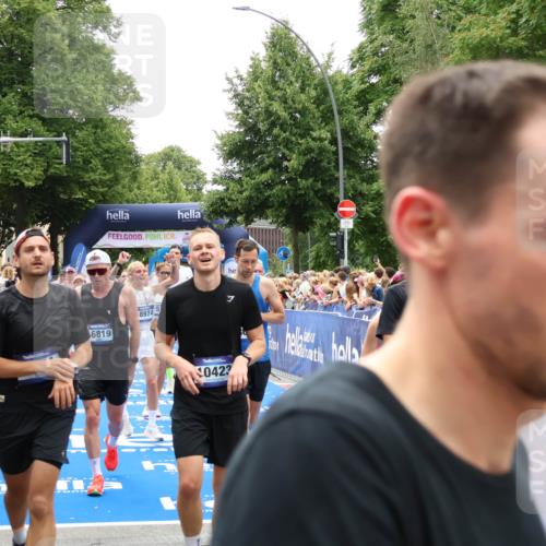 29.06.2025 - hella hamburg halbmarathon Zöllner http://msf.ph/oto/8201448 29.06.2025 10:47:32 Ziel 51, 1012, 1070, 1592, 2274, 2839, 2869, 2953, 3304, 5532, 5650, 8023, 8234, 8693, 8852, 9305, 10423, 11021, 11077, 12870, 13223, 13303, 15350, 15479, 15923, 16819, 17846, 17905, 18758, 18974 meine-sportfotos.de