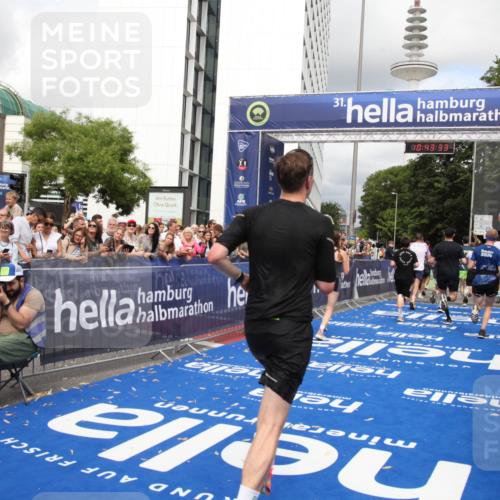 29.06.2025 - hella hamburg halbmarathon Michael Strokosch http://msf.ph/oto/8201657 29.06.2025 10:43:32 Ziel 2653, 3928, 4080, 5124, 5436, 5506, 7635, 8664, 9931, 10237, 10246, 11648, 12623, 13348, 16338, 16720, 17391, 18513, 18810, 18942, 18987, 19009, 19051 meine-sportfotos.de