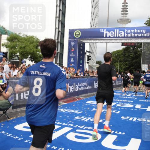 29.06.2025 - hella hamburg halbmarathon Michael Strokosch http://msf.ph/oto/8201680 29.06.2025 10:43:33 Ziel 2653, 3928, 4080, 5124, 5436, 5506, 7635, 8664, 9931, 10237, 10246, 11648, 12623, 14484, 16338, 17391, 18513, 18775, 18810, 18942, 19009, 19051, 19229 meine-sportfotos.de