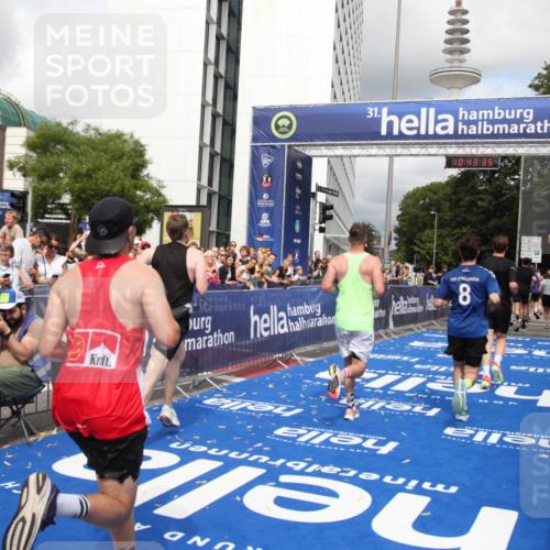 29.06.2025 - hella hamburg halbmarathon Michael Strokosch http://msf.ph/oto/8201765 29.06.2025 10:43:34 Ziel 3928, 4080, 5124, 5436, 5506, 7635, 8664, 9931, 10237, 10246, 11648, 12623, 14484, 16338, 17391, 18513, 18775, 18810, 18942, 19051, 19229 meine-sportfotos.de