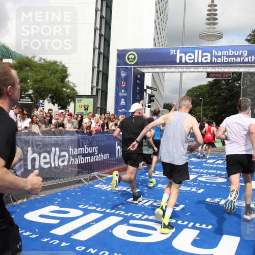 29.06.2025 - hella hamburg halbmarathon Michael Strokosch http://msf.ph/oto/8201890 29.06.2025 10:43:37 Ziel 4080, 5124, 5436, 7635, 9931, 10246, 11648, 12623, 13996, 14484, 14690, 16338, 17912, 18513, 18775, 18810, 19229 meine-sportfotos.de