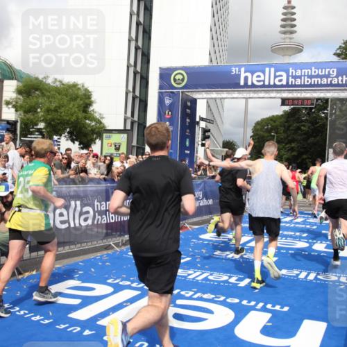 29.06.2025 - hella hamburg halbmarathon Michael Strokosch http://msf.ph/oto/8201898 29.06.2025 10:43:37 Ziel 4080, 5124, 5436, 7635, 9931, 10246, 11648, 12623, 13996, 14484, 14690, 16338, 17912, 18513, 18775, 18810, 19229 meine-sportfotos.de