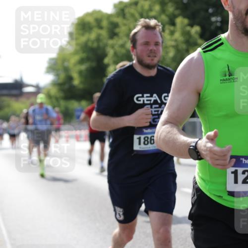 29.06.2025 - hella hamburg halbmarathon Jannik Wohlers http://msf.ph/oto/8201906 29.06.2025 09:47:48 Lombardsbrücke 1385, 1743, 2714, 2767, 3959, 4860, 5091, 5315, 6684, 6829, 6990, 8362, 8933, 10793, 10900, 11202, 11227, 11620, 11929, 12290, 12514, 13595, 13854, 14387, 14875, 14908, 15015, 15415, 15701, 15959, 16119, 16158, 17024, 17217, 18103, 18573, 18584, 18679 meine-sportfotos.de