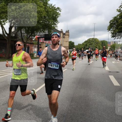 29.06.2025 - hella hamburg halbmarathon Yannick Fuchs http://msf.ph/oto/8201961 29.06.2025 10:44:46 20KM 1119, 1399, 1461, 1466, 1507, 1630, 1750, 1817, 2207, 2880, 3654, 4077, 4346, 4816, 5018, 5115, 6027, 6662, 6712, 6795, 7052, 7134, 7176, 7397, 7583, 7930, 7932, 8117, 8572, 8704, 8819, 9057, 10371, 11214, 11356, 11607, 12016, 12624, 13008, 13687, 13701, 13875, 14034, 14125, 14257, 14626, 15362, 15395, 15803, 15950, 16285, 16291, 16716, 17179, 17221, 17384, 18006, 18066, 18370, 18394, 18489, 18811 meine-sportfotos.de