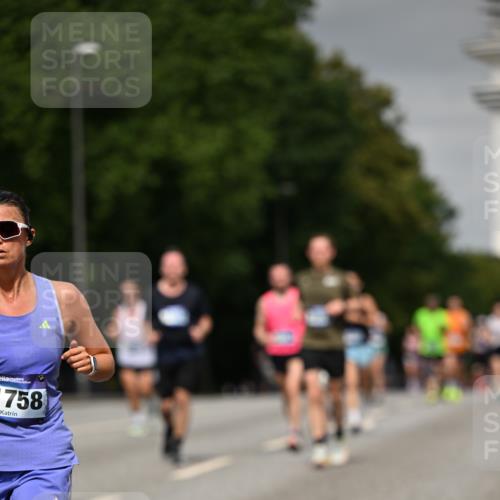 29.06.2025 - hella hamburg halbmarathon Dr. Thomas Lammeyer http://msf.ph/oto/8201998 29.06.2025 10:11:46 Kennedybrücke 1173, 1893, 1993, 2032, 2136, 3328, 3929, 4262, 5242, 5899, 6196, 6517, 6518, 6707, 6713, 6715, 6833, 7476, 7503, 7760, 8585, 9338, 9967, 10283, 10700 meine-sportfotos.de