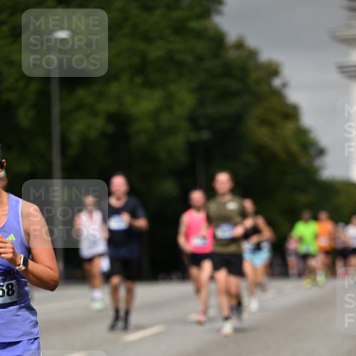 29.06.2025 - hella hamburg halbmarathon Dr. Thomas Lammeyer http://msf.ph/oto/8202028 29.06.2025 10:11:47 Kennedybrücke 1173, 1893, 1993, 2032, 2136, 3328, 3929, 4262, 5242, 5899, 6196, 6517, 6518, 6707, 6713, 6715, 6833, 7476, 7503, 7760, 8585, 9338, 9967, 10700 meine-sportfotos.de