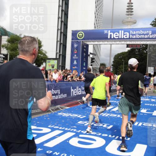 29.06.2025 - hella hamburg halbmarathon Michael Strokosch http://msf.ph/oto/8202125 29.06.2025 10:43:45 Ziel 1976, 3116, 4318, 6903, 6991, 9114, 9159, 13421, 13996, 14201, 14210, 14690, 15328, 15932, 16105, 17912, 18449, 19090 meine-sportfotos.de