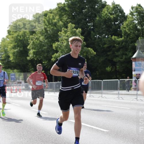 29.06.2025 - hella hamburg halbmarathon Jannik Wohlers http://msf.ph/oto/8202179 29.06.2025 09:47:48 Lombardsbrücke 1385, 1743, 2714, 2767, 3959, 4860, 5091, 5315, 6684, 6829, 6990, 8362, 8933, 10793, 10900, 11202, 11227, 11620, 11929, 12290, 12514, 13595, 13854, 14387, 14875, 14908, 15015, 15415, 15701, 15959, 16119, 16158, 17024, 17217, 18103, 18573, 18584, 18679 meine-sportfotos.de
