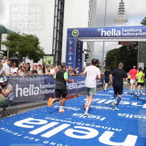 29.06.2025 - hella hamburg halbmarathon Michael Strokosch http://msf.ph/oto/8202210 29.06.2025 10:43:46 Ziel 1976, 3116, 4318, 6903, 6991, 9114, 9159, 11153, 11848, 13421, 14201, 14210, 14690, 15328, 15932, 16105, 17912, 18449, 19090 meine-sportfotos.de