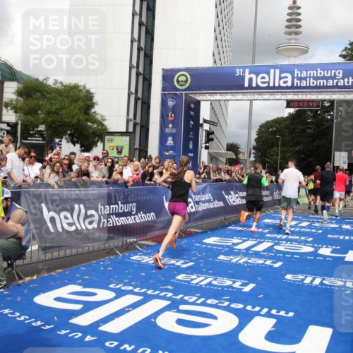 29.06.2025 - hella hamburg halbmarathon Michael Strokosch http://msf.ph/oto/8202240 29.06.2025 10:43:48 Ziel 1976, 4318, 6903, 6991, 7185, 9114, 9159, 11153, 11778, 11848, 13421, 14201, 14210, 15328, 15512, 15932, 16062, 16105, 18449, 19090 meine-sportfotos.de