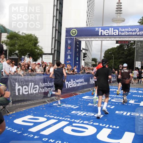29.06.2025 - hella hamburg halbmarathon Michael Strokosch http://msf.ph/oto/8202357 29.06.2025 10:43:51 Ziel 1976, 3437, 5624, 5692, 6903, 6991, 7185, 9043, 9159, 9374, 11153, 11778, 11848, 13897, 14201, 14210, 15512, 16062, 16105, 18650, 19090 meine-sportfotos.de