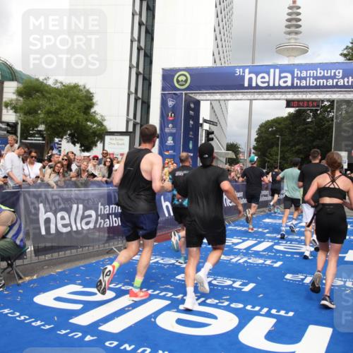 29.06.2025 - hella hamburg halbmarathon Michael Strokosch http://msf.ph/oto/8202446 29.06.2025 10:43:53 Ziel 1976, 3437, 3697, 3907, 5624, 5692, 6991, 7185, 9043, 9159, 9374, 10493, 11153, 11778, 11809, 11848, 12966, 13897, 14861, 15512, 16062, 16105, 18650, 18678, 19090 meine-sportfotos.de