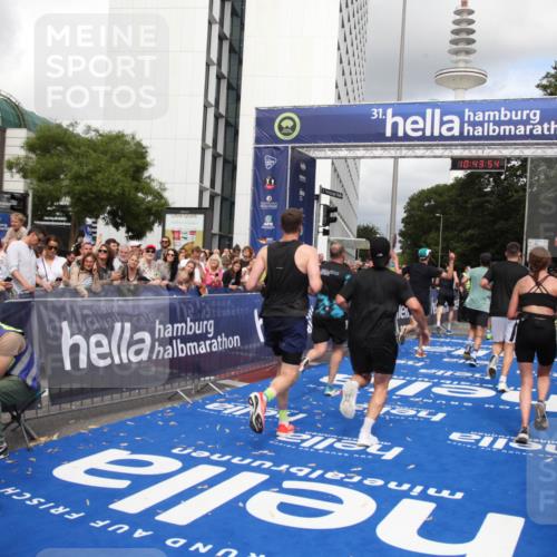 29.06.2025 - hella hamburg halbmarathon Michael Strokosch http://msf.ph/oto/8202473 29.06.2025 10:43:53 Ziel 1976, 3437, 3697, 3907, 5624, 5692, 6991, 7185, 9043, 9159, 9374, 10493, 11153, 11778, 11809, 11848, 12966, 13897, 14861, 15512, 16062, 16105, 18650, 18678, 19090 meine-sportfotos.de