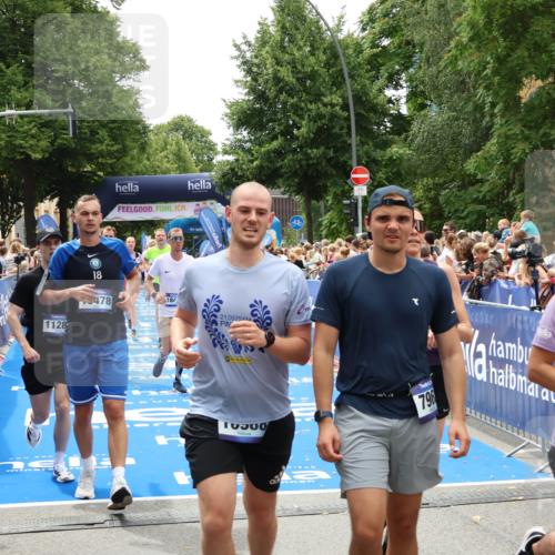 29.06.2025 - hella hamburg halbmarathon Zöllner http://msf.ph/oto/8202562 29.06.2025 10:47:49 Ziel 2340, 2708, 5915, 8564, 10988, 11283, 11961, 12679, 13948, 14383, 15478, 16205, 17229, 18356, 18430 meine-sportfotos.de