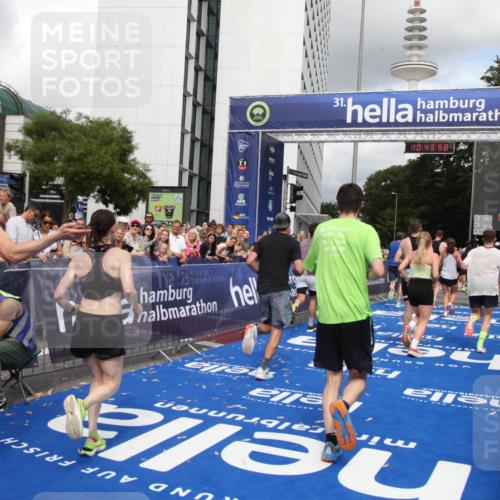 29.06.2025 - hella hamburg halbmarathon Michael Strokosch http://msf.ph/oto/8202578 29.06.2025 10:43:57 Ziel 3437, 3697, 3907, 5624, 5692, 7185, 8063, 8145, 9043, 9374, 10493, 11778, 11809, 12438, 12966, 13897, 14861, 16549, 17376, 17403, 18650, 18678 meine-sportfotos.de