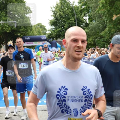 29.06.2025 - hella hamburg halbmarathon Zöllner http://msf.ph/oto/8202619 29.06.2025 10:47:50 Ziel 2340, 5915, 8564, 11283, 11961, 12679, 14383, 15478, 17229, 18356, 18430, 18836 meine-sportfotos.de