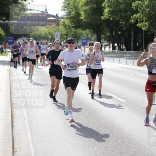 29.06.2025 - hella hamburg halbmarathon Jannik Wohlers http://msf.ph/oto/8202646 29.06.2025 09:47:54 Lombardsbrücke 1385, 1710, 1743, 2714, 2767, 3959, 4860, 5091, 5315, 6684, 6829, 8933, 10404, 10793, 11202, 11227, 11620, 11929, 12514, 12916, 13595, 14875, 14908, 15015, 15701, 15931, 15959, 16119, 16158, 17022, 17024, 17217, 17643, 18103, 18220, 18584, 18679, 18733 meine-sportfotos.de