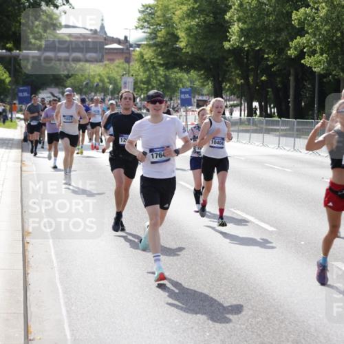 29.06.2025 - hella hamburg halbmarathon Jannik Wohlers http://msf.ph/oto/8202678 29.06.2025 09:47:54 Lombardsbrücke 1385, 1710, 1743, 2714, 2767, 3959, 4860, 5091, 5315, 6684, 6829, 8933, 10404, 10793, 11202, 11227, 11620, 11929, 12514, 12916, 13595, 14875, 14908, 15015, 15701, 15931, 15959, 16119, 16158, 17022, 17024, 17217, 17643, 18103, 18220, 18584, 18679, 18733 meine-sportfotos.de