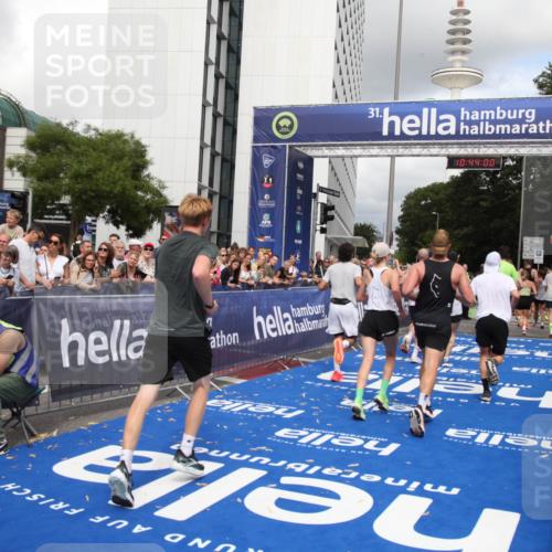 29.06.2025 - hella hamburg halbmarathon Michael Strokosch http://msf.ph/oto/8202686 29.06.2025 10:43:59 Ziel 3697, 3907, 4981, 5624, 5692, 8063, 8145, 8900, 9043, 10493, 10596, 11809, 12438, 12966, 14861, 15383, 16549, 17376, 17403, 18678 meine-sportfotos.de
