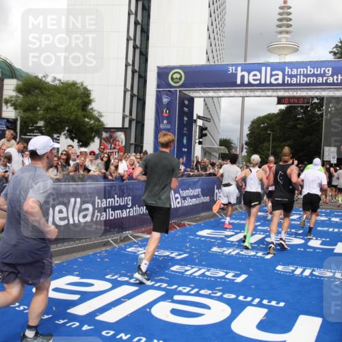 29.06.2025 - hella hamburg halbmarathon Michael Strokosch http://msf.ph/oto/8202715 29.06.2025 10:44:00 Ziel 3697, 3907, 4981, 5624, 8063, 8145, 8900, 9043, 10493, 10596, 11809, 12438, 12966, 14861, 15383, 16549, 17376, 17403, 18678 meine-sportfotos.de