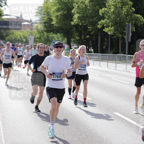 29.06.2025 - hella hamburg halbmarathon Jannik Wohlers http://msf.ph/oto/8202780 29.06.2025 09:47:55 Lombardsbrücke 1385, 1505, 1710, 1743, 2767, 3959, 4860, 5091, 5315, 6684, 6829, 7884, 8933, 10404, 10793, 11202, 11227, 11620, 11929, 12488, 12514, 12916, 13595, 13975, 14875, 14908, 15931, 15959, 16119, 17022, 17217, 17643, 18103, 18220, 18679, 18733 meine-sportfotos.de