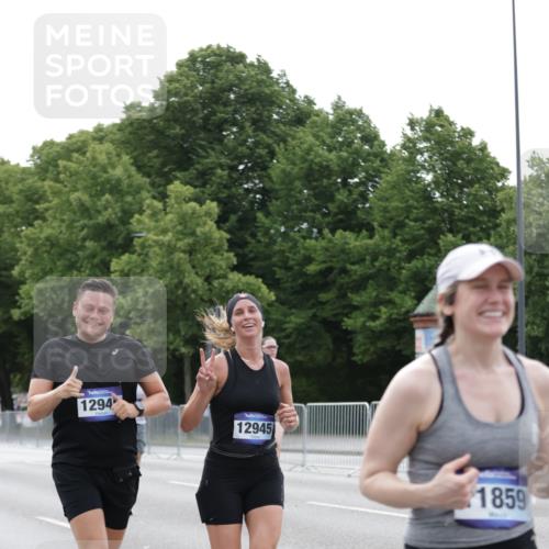 29.06.2025 - hella hamburg halbmarathon Jannik Wohlers http://msf.ph/oto/8202791 29.06.2025 10:25:36 Lombardsbrücke 1479, 4797, 5497, 6663, 8276, 8674, 10104, 10219, 11139, 11596, 11699, 11828, 11859, 12838, 12945, 12946, 14063, 14179, 14223, 14356, 14726, 17369, 19144 meine-sportfotos.de