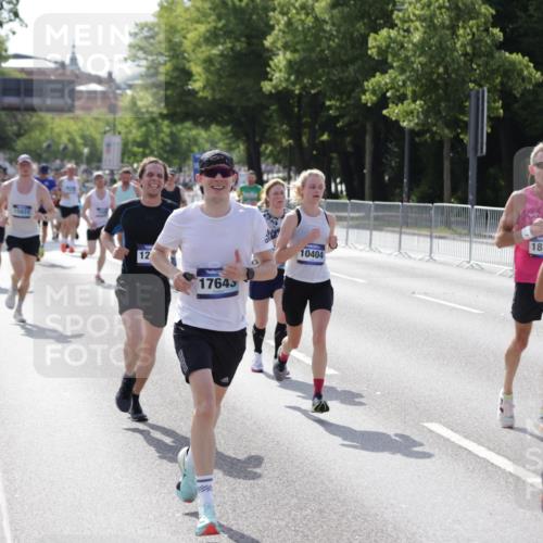 29.06.2025 - hella hamburg halbmarathon Jannik Wohlers http://msf.ph/oto/8202812 29.06.2025 09:47:55 Lombardsbrücke 1385, 1505, 1710, 1743, 2767, 3959, 4860, 5091, 5315, 6684, 6829, 7884, 8933, 10404, 10793, 11202, 11227, 11620, 11929, 12488, 12514, 12916, 13595, 13975, 14875, 14908, 15931, 15959, 16119, 17022, 17217, 17643, 18103, 18220, 18679, 18733 meine-sportfotos.de