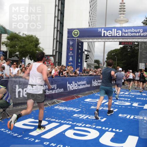 29.06.2025 - hella hamburg halbmarathon Michael Strokosch http://msf.ph/oto/8202831 29.06.2025 10:44:02 Ziel 1558, 3907, 4981, 6705, 8063, 8145, 8900, 9081, 10493, 10596, 11809, 12438, 12966, 15383, 16549, 17376, 17403, 17516, 18678 meine-sportfotos.de