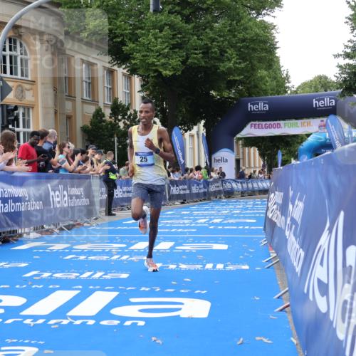29.06.2025 - hella hamburg halbmarathon Strokosch-Dieckow http://msf.ph/oto/8202846 29.06.2025 10:02:23 Ziel 2, 22, 25 meine-sportfotos.de
