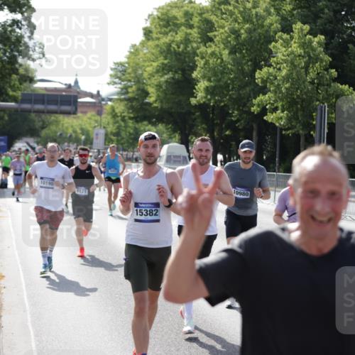29.06.2025 - hella hamburg halbmarathon Jannik Wohlers http://msf.ph/oto/8202858 29.06.2025 09:48:19 Lombardsbrücke 1042, 2262, 2399, 3480, 3547, 4359, 4381, 5003, 5307, 5554, 5709, 6993, 7152, 7154, 8121, 8571, 9403, 9643, 10190, 10852, 12044, 13940, 15303, 15382, 15744, 16201, 17005, 17658, 18237, 18259, 18384, 18802 meine-sportfotos.de