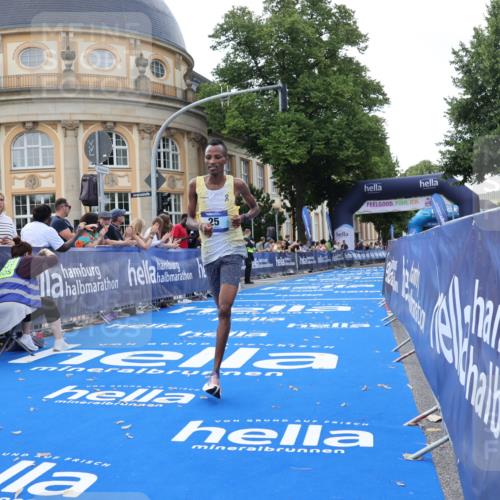 29.06.2025 - hella hamburg halbmarathon Strokosch-Dieckow http://msf.ph/oto/8202877 29.06.2025 10:02:24 Ziel 2, 22, 25 meine-sportfotos.de
