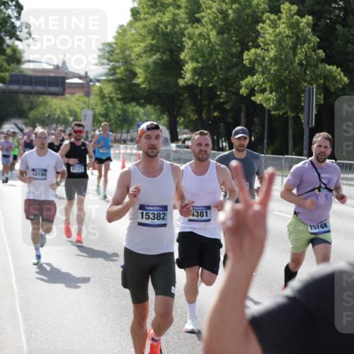 29.06.2025 - hella hamburg halbmarathon Jannik Wohlers http://msf.ph/oto/8202934 29.06.2025 09:48:19 Lombardsbrücke 1042, 2262, 2399, 3480, 3547, 4359, 4381, 5003, 5307, 5554, 5709, 6993, 7152, 7154, 8121, 8571, 9403, 9643, 10190, 10852, 12044, 13940, 15303, 15382, 15744, 16201, 17005, 17658, 18237, 18259, 18384, 18802 meine-sportfotos.de