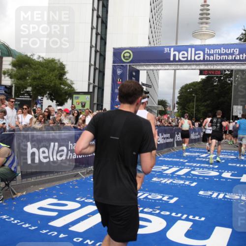 29.06.2025 - hella hamburg halbmarathon Michael Strokosch http://msf.ph/oto/8202972 29.06.2025 10:44:05 Ziel 1558, 2816, 4981, 6705, 8063, 8900, 9081, 10596, 11346, 12438, 13123, 15383, 16697, 17516, 17977, 18004 meine-sportfotos.de