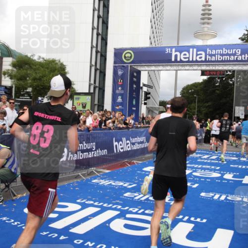 29.06.2025 - hella hamburg halbmarathon Michael Strokosch http://msf.ph/oto/8203004 29.06.2025 10:44:06 Ziel 1391, 1558, 2816, 4981, 6705, 8063, 8900, 9081, 10596, 11346, 13123, 15383, 16506, 16697, 17516, 17977, 18004 meine-sportfotos.de