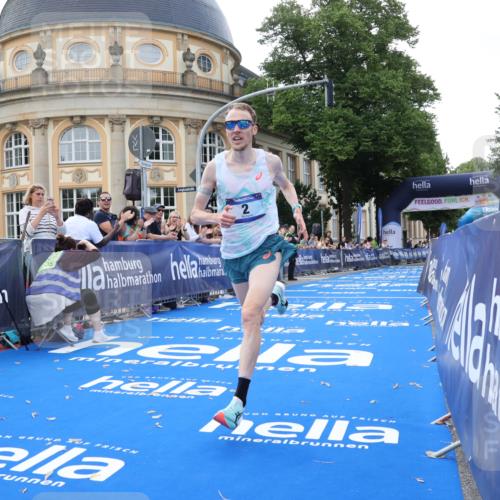 29.06.2025 - hella hamburg halbmarathon Strokosch-Dieckow http://msf.ph/oto/8203027 29.06.2025 10:02:30 Ziel 2, 22 meine-sportfotos.de