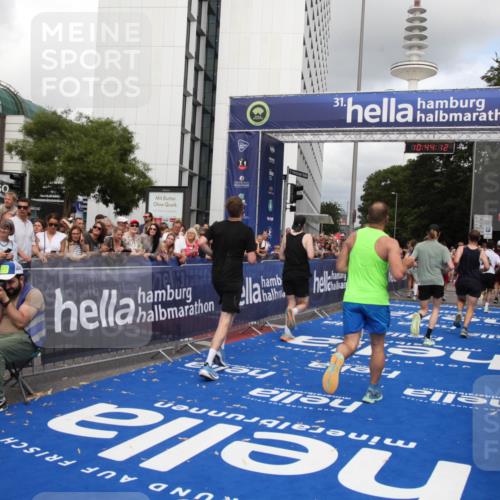 29.06.2025 - hella hamburg halbmarathon Michael Strokosch http://msf.ph/oto/8203178 29.06.2025 10:44:11 Ziel 1391, 1558, 2816, 3021, 4999, 5231, 6705, 9081, 9633, 10193, 10930, 11346, 13123, 16506, 16648, 16697, 17748, 17977, 18004 meine-sportfotos.de