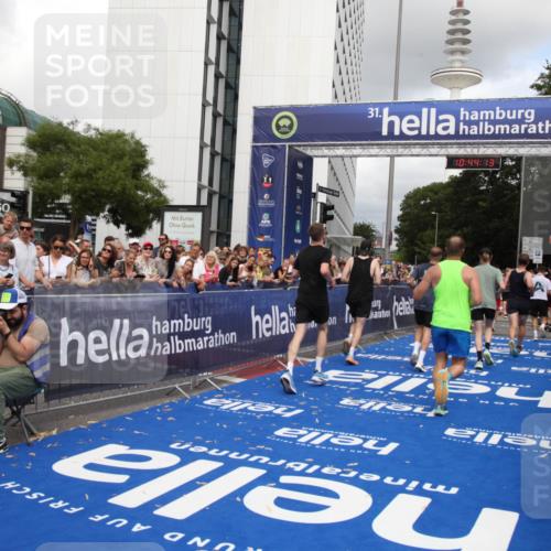 29.06.2025 - hella hamburg halbmarathon Michael Strokosch http://msf.ph/oto/8203207 29.06.2025 10:44:11 Ziel 1391, 1558, 2816, 3021, 4999, 5231, 6705, 9081, 9633, 10193, 10930, 11346, 13123, 16506, 16648, 16697, 17748, 17977, 18004 meine-sportfotos.de