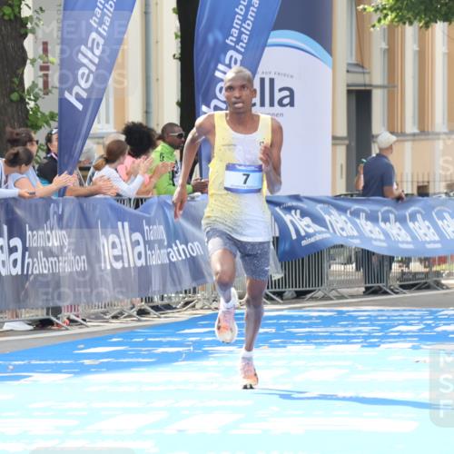 29.06.2025 - hella hamburg halbmarathon Strokosch-Dieckow http://msf.ph/oto/8203263 29.06.2025 10:02:55 Ziel 7, 9 meine-sportfotos.de