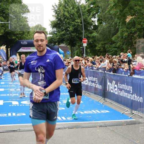 29.06.2025 - hella hamburg halbmarathon Zöllner http://msf.ph/oto/8203282 29.06.2025 10:48:00 Ziel 1604, 1613, 4528, 4601, 5022, 6377, 6836, 12808, 14730, 15333, 16766, 17451, 18206, 18922, 19198 meine-sportfotos.de