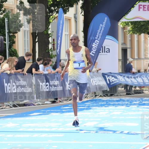 29.06.2025 - hella hamburg halbmarathon Strokosch-Dieckow http://msf.ph/oto/8203295 29.06.2025 10:02:56 Ziel 7, 9 meine-sportfotos.de