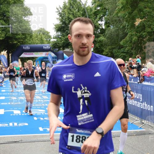 29.06.2025 - hella hamburg halbmarathon Zöllner http://msf.ph/oto/8203322 29.06.2025 10:48:00 Ziel 1604, 1613, 4528, 4601, 5022, 6377, 6836, 12808, 14730, 15333, 16766, 17451, 18206, 18922, 19198 meine-sportfotos.de
