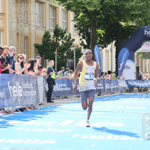 29.06.2025 - hella hamburg halbmarathon Strokosch-Dieckow http://msf.ph/oto/8203366 29.06.2025 10:02:57 Ziel 7, 9, 23 meine-sportfotos.de