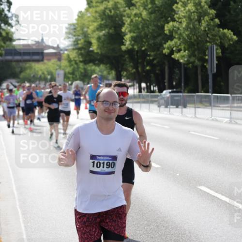 29.06.2025 - hella hamburg halbmarathon Jannik Wohlers http://msf.ph/oto/8203399 29.06.2025 09:48:21 Lombardsbrücke 1042, 2262, 2399, 3480, 3547, 4359, 4381, 5003, 5307, 6993, 7152, 7154, 8121, 8571, 9643, 10190, 10738, 12044, 13940, 14820, 15303, 15382, 15744, 16201, 17005, 18004, 18259, 18384, 18802 meine-sportfotos.de