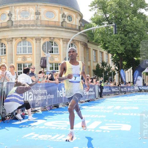 29.06.2025 - hella hamburg halbmarathon Strokosch-Dieckow http://msf.ph/oto/8203436 29.06.2025 10:02:58 Ziel 7, 9, 23 meine-sportfotos.de