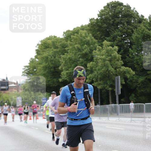 29.06.2025 - hella hamburg halbmarathon Jannik Wohlers http://msf.ph/oto/8203509 29.06.2025 10:25:41 Lombardsbrücke 5497, 6159, 8276, 8306, 8674, 10219, 11139, 11828, 11859, 12838, 12945, 12946, 14063, 14179, 14356, 14726, 17369, 19144 meine-sportfotos.de