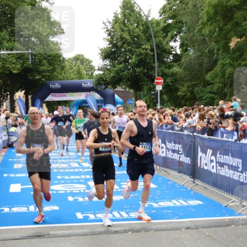 29.06.2025 - hella hamburg halbmarathon Zöllner http://msf.ph/oto/8203551 29.06.2025 10:48:04 Ziel 1086, 1604, 1613, 4324, 4528, 4601, 5022, 6377, 12706, 12724, 12747, 12808, 13570, 15333, 16149, 16766, 18206, 18922, 19198 meine-sportfotos.de