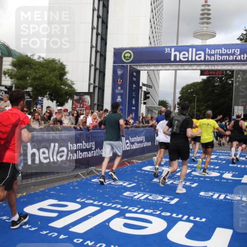 29.06.2025 - hella hamburg halbmarathon Michael Strokosch http://msf.ph/oto/8203580 29.06.2025 10:44:19 Ziel 1220, 1413, 1415, 4999, 5231, 5275, 5884, 7005, 8722, 9444, 12159, 12528, 14686, 14687, 15225, 15280, 16301, 16316, 16547, 16893, 17748, 18691 meine-sportfotos.de