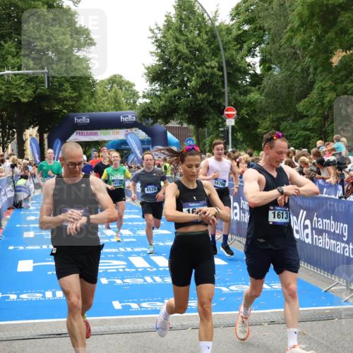 29.06.2025 - hella hamburg halbmarathon Zöllner http://msf.ph/oto/8203588 29.06.2025 10:48:05 Ziel 1086, 1604, 1613, 4324, 4528, 4601, 5022, 6377, 9638, 12706, 12724, 12747, 12808, 13570, 16149, 16766, 18206, 18922, 19198 meine-sportfotos.de