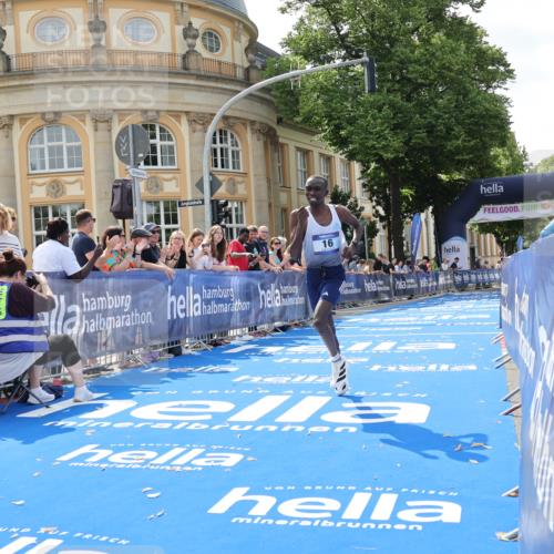 29.06.2025 - hella hamburg halbmarathon Strokosch-Dieckow http://msf.ph/oto/8203592 29.06.2025 10:03:15 Ziel 16 meine-sportfotos.de